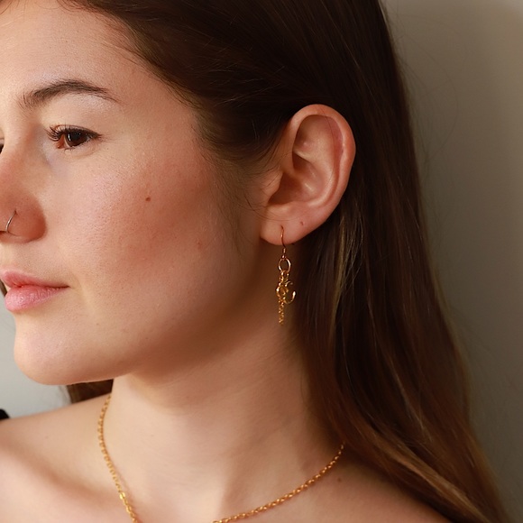 Golden OM w/ delicate chain - Picture 3 of 3